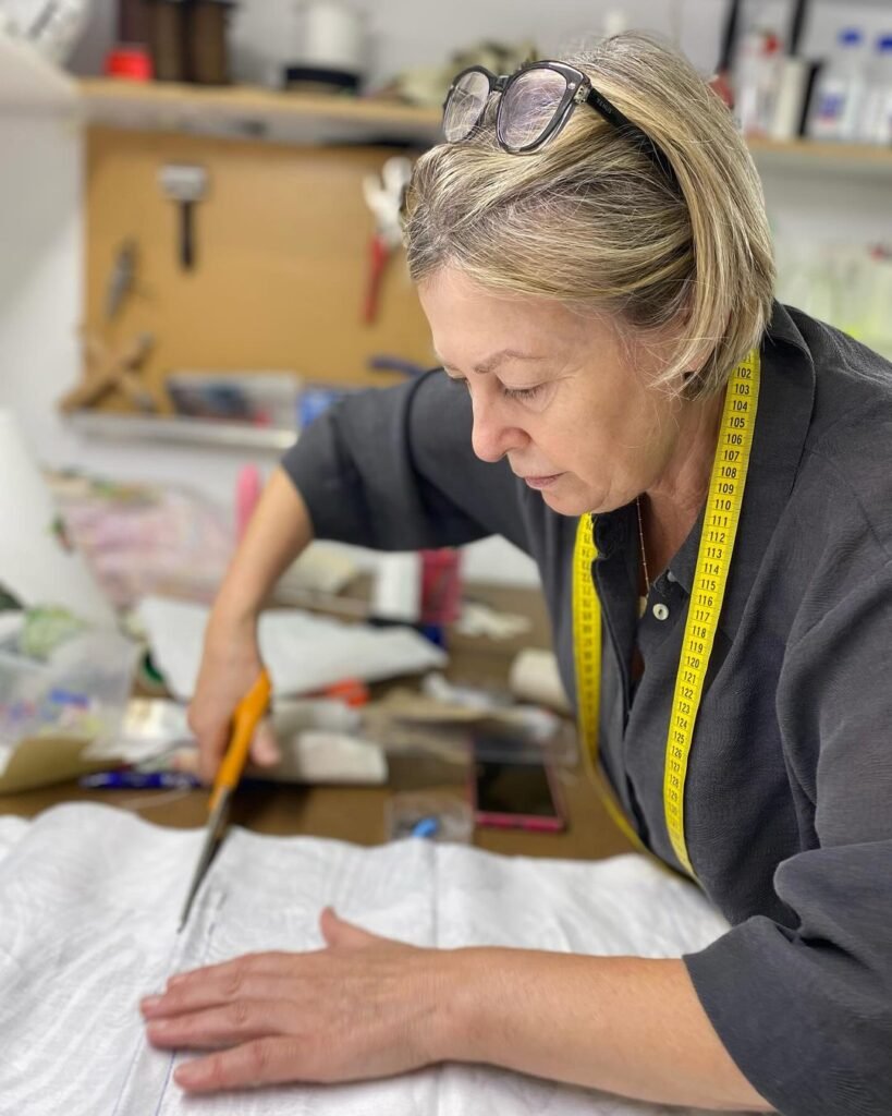 Esta soy yo, Lagalle, un día más en mi taller, poniendo todo mi cariño en cada trabajo que realizo. #tallerdecostura #emprenderora #handmade #hechoconamor #pasion #decoracion #artesanos